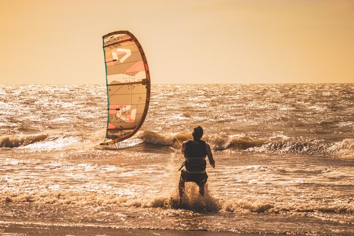 Kitesurf ao pôr do sol na Praia de Caraúbas