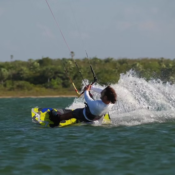 Kitesurfista cortando a lagoa flat de Caraúbas em Camocim, Ceará